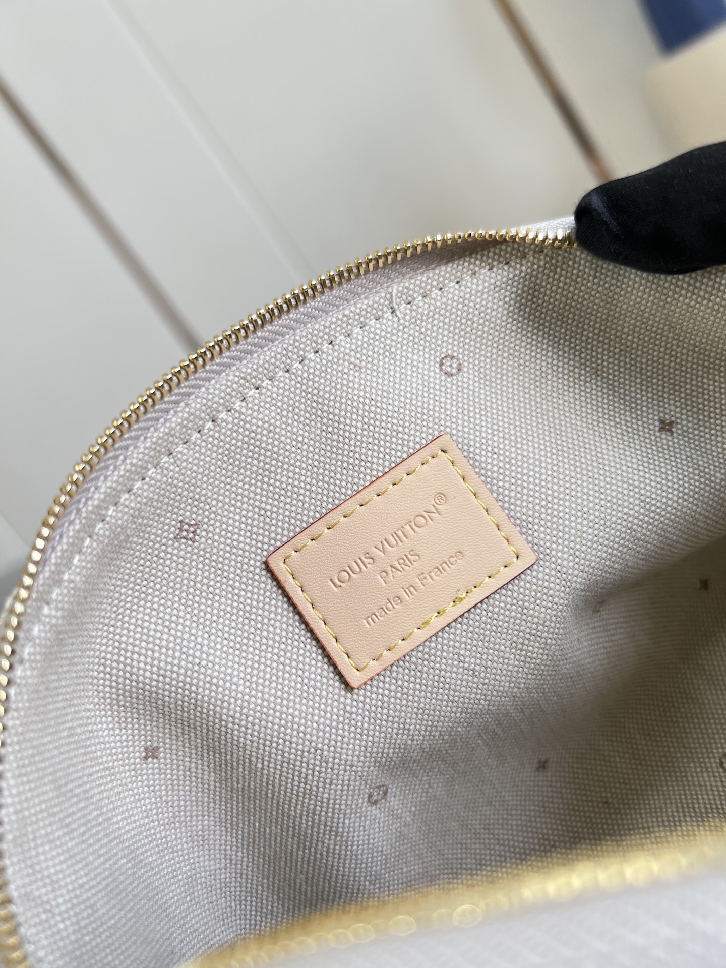 【顶级原单 M2A320牛仔灰 】本款 Pochette Cosmétique 小号化妆包采用 Monogram Em 【顶级原单 M2A320牛仔灰 】本款 Pochette Cosmétique 小号化妆包采用 Monogram Em