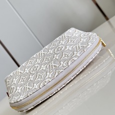 【顶级原单 M2A320牛仔灰 】本款 Pochette Cosmétique 小号化妆包采用 Monogram Em 【顶级原单 M2A320牛仔灰 】本款 Pochette Cosmétique 小号化妆包采用 Monogram Em