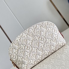【顶级原单 M2A320牛仔灰 】本款 Pochette Cosmétique 小号化妆包采用 Monogram Em 【顶级原单 M2A320牛仔灰 】本款 Pochette Cosmétique 小号化妆包采用 Monogram Em
