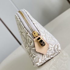 【顶级原单 M2A320牛仔灰 】本款 Pochette Cosmétique 小号化妆包采用 Monogram Em 【顶级原单 M2A320牛仔灰 】本款 Pochette Cosmétique 小号化妆包采用 Monogram Em