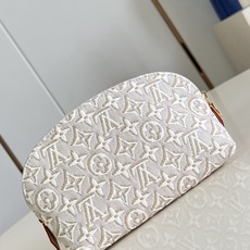 【顶级原单 M2A320牛仔灰 】本款 Pochette Cosmétique 小号化妆包采用 Monogram Em 【顶级原单 M2A320牛仔灰 】本款 Pochette Cosmétique 小号化妆包采用 Monogram Em