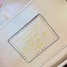 【顶级原单 M48865金拼金鳄钻扣款/小号 】Capucines BB 金钻花冠款手袋由鳄鱼皮制成,经上光处理,闪耀迷 【顶级原单 M48865金拼金鳄钻扣款/小号 】Capucines BB 金钻花冠款手袋由鳄鱼皮制成,经上光处理,闪耀迷