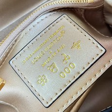 【顶级原单 M48865金拼金鳄钻扣款/迷你 】Capucines mini 金钻花冠款手袋由鳄鱼皮制成,经上光处理,闪 【顶级原单 M48865金拼金鳄钻扣款/迷你 】Capucines mini 金钻花冠款手袋由鳄鱼皮制成,经上光处理,闪