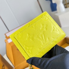 【 M27506/特级全钢版 】Cléa钱夹采用Monogram Empreinte柔软粒面牛皮制成,饰有路易威登标志性 【 M27506/特级全钢版 】Cléa钱夹采用Monogram Empreinte柔软粒面牛皮制成,饰有路易威登标志性
