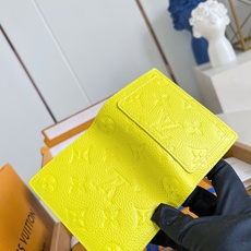 【 M27506/特级全钢版 】Cléa钱夹采用Monogram Empreinte柔软粒面牛皮制成,饰有路易威登标志性 【 M27506/特级全钢版 】Cléa钱夹采用Monogram Empreinte柔软粒面牛皮制成,饰有路易威登标志性