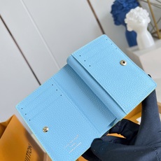 【 M27506/特级全钢版 】Cléa钱夹采用Monogram Empreinte柔软粒面牛皮制成,饰有路易威登标志性 【 M27506/特级全钢版 】Cléa钱夹采用Monogram Empreinte柔软粒面牛皮制成,饰有路易威登标志性