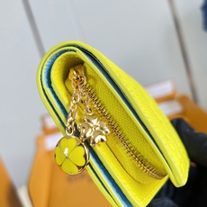 【 M27506/特级全钢版 】Cléa钱夹采用Monogram Empreinte柔软粒面牛皮制成,饰有路易威登标志性 【 M27506/特级全钢版 】Cléa钱夹采用Monogram Empreinte柔软粒面牛皮制成,饰有路易威登标志性