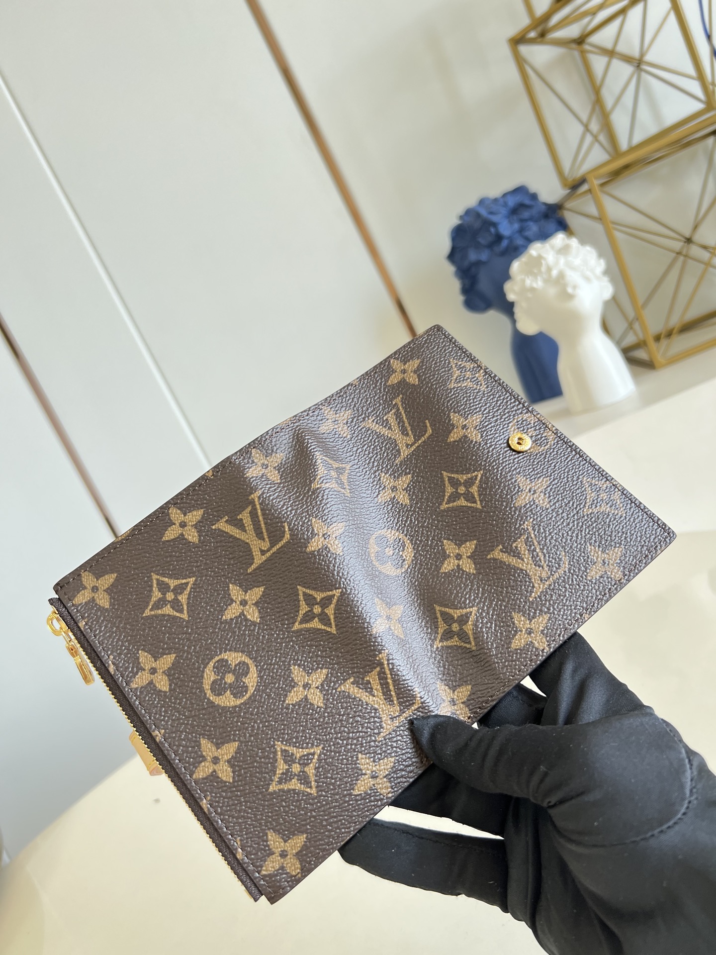 【顶级原单 M29950 】本款护照套可通过按扣开启，结合 Monogram帆布、皮革内衬和VVN饰边，陪伴旅途的同时致