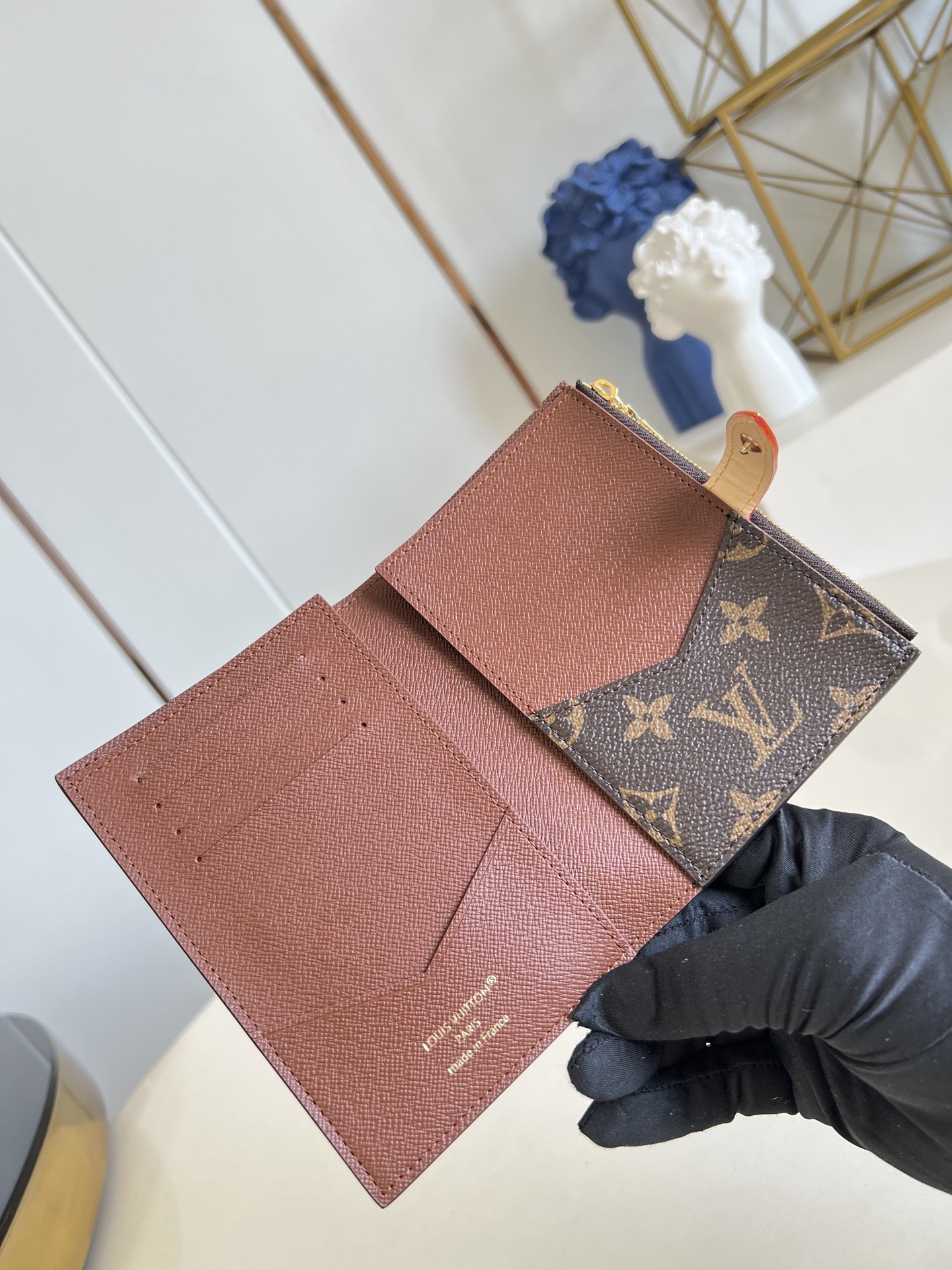 【顶级原单 M29950 】本款护照套可通过按扣开启，结合 Monogram帆布、皮革内衬和VVN饰边，陪伴旅途的同时致