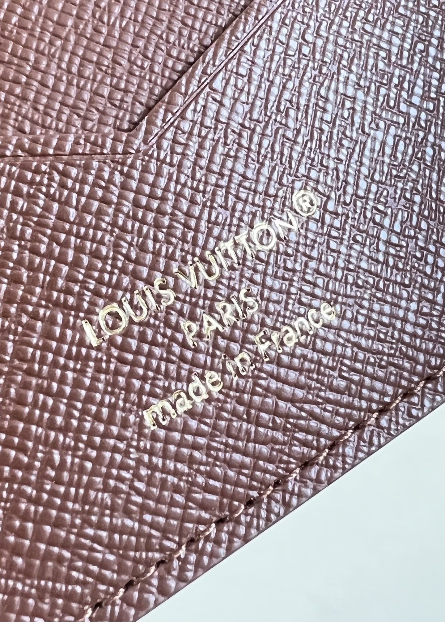 【顶级原单 M29950 】本款护照套可通过按扣开启，结合 Monogram帆布、皮革内衬和VVN饰边，陪伴旅途的同时致