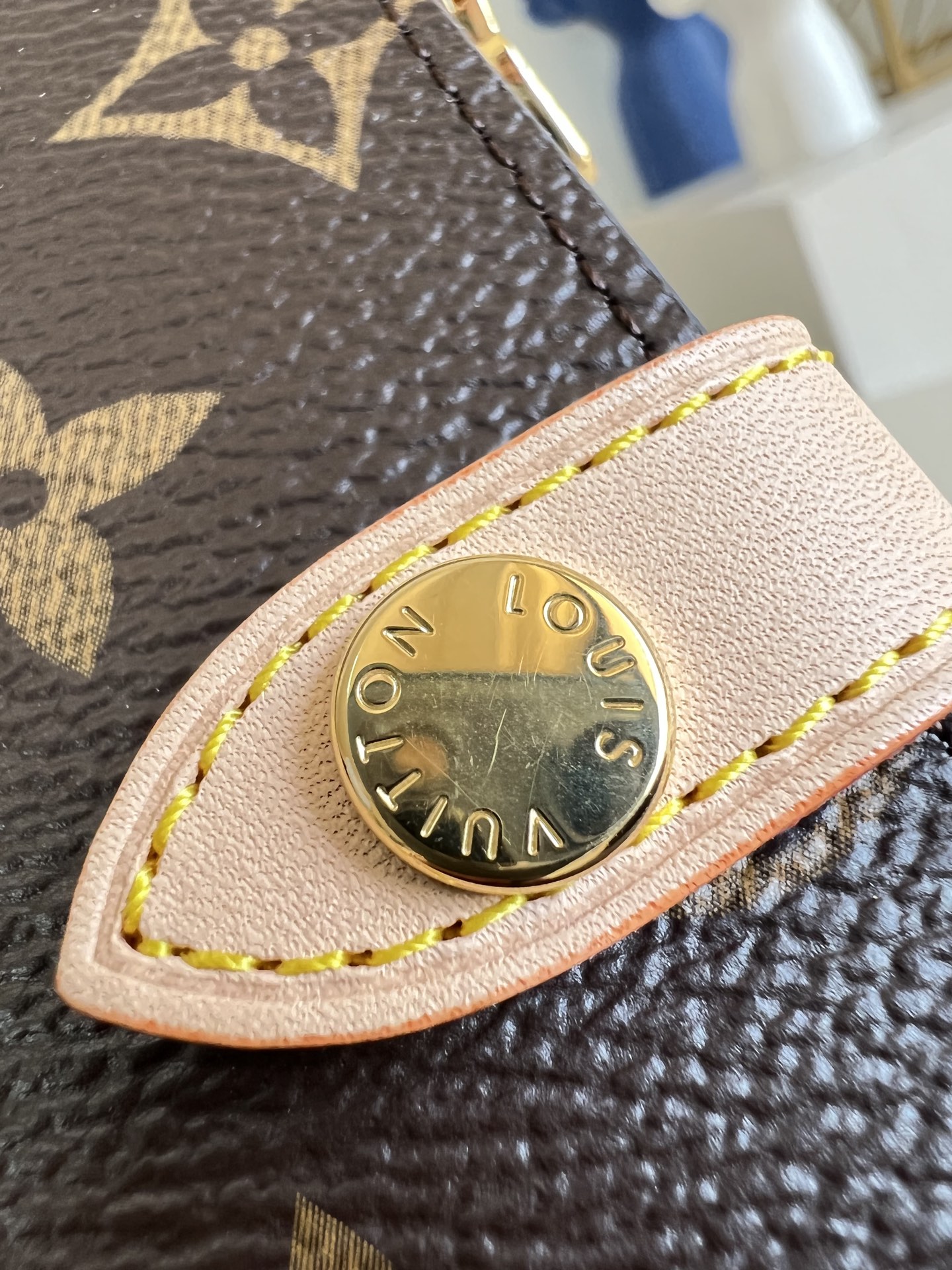 【顶级原单 M29950 】本款护照套可通过按扣开启，结合 Monogram帆布、皮革内衬和VVN饰边，陪伴旅途的同时致