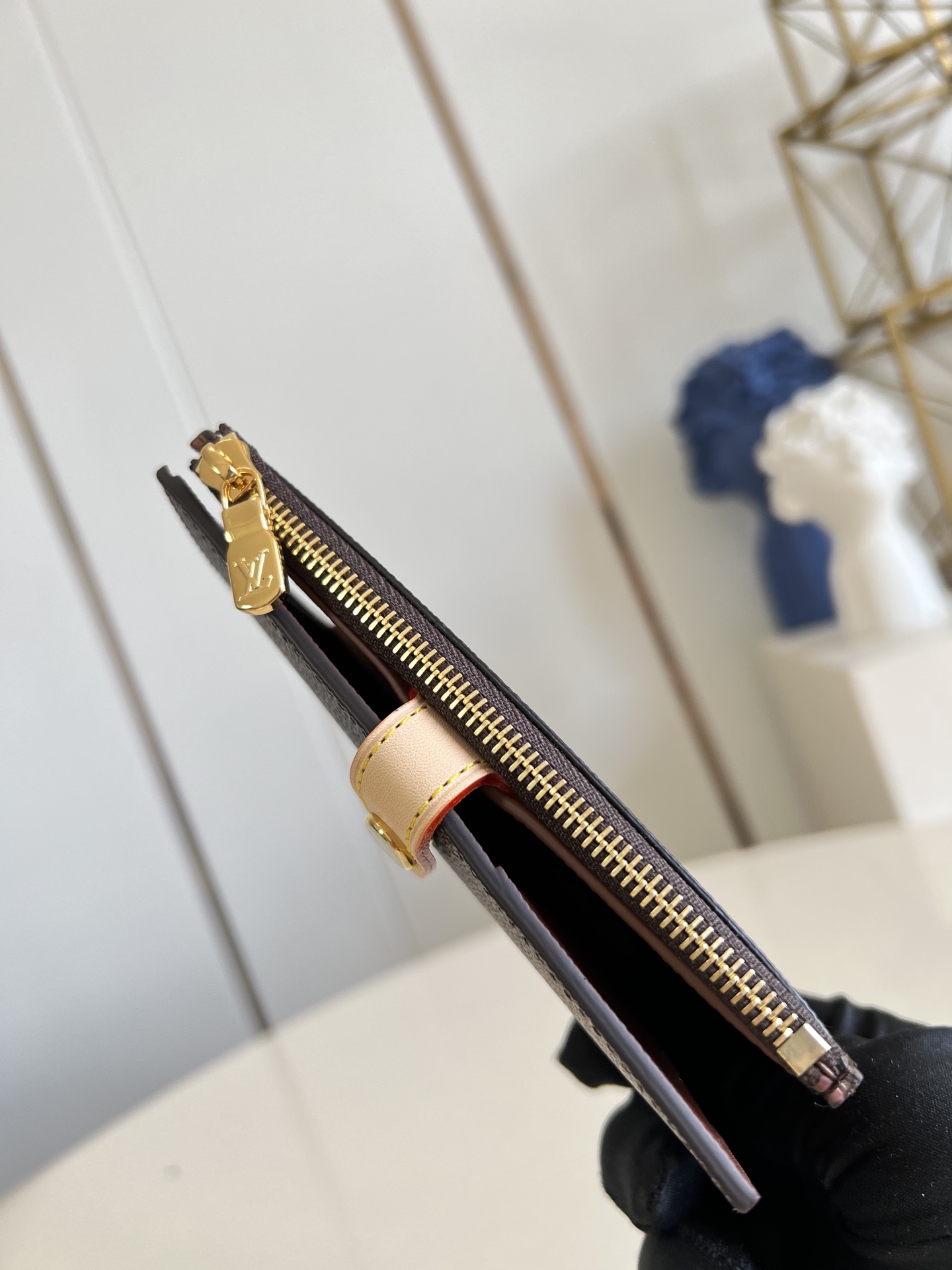 【顶级原单 M29950 】本款护照套可通过按扣开启，结合 Monogram帆布、皮革内衬和VVN饰边，陪伴旅途的同时致