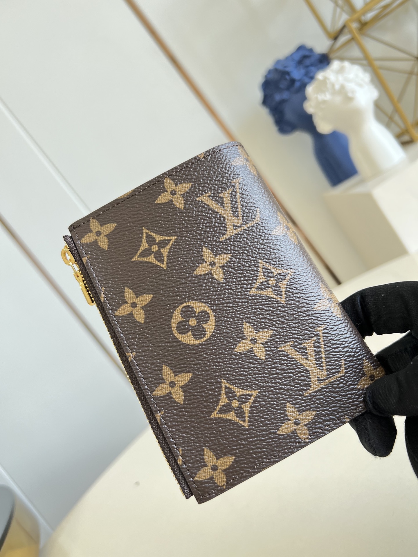 【顶级原单 M29950 】本款护照套可通过按扣开启，结合 Monogram帆布、皮革内衬和VVN饰边，陪伴旅途的同时致