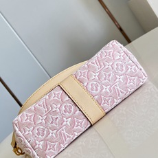 【顶级原单 M2A382 】本款优雅 Pochette Mia 手袋聚焦 Monogram Emblème 标识,致敬品 【顶级原单 M2A382 】本款优雅 Pochette Mia 手袋聚焦 Monogram Emblème 标识,致敬品