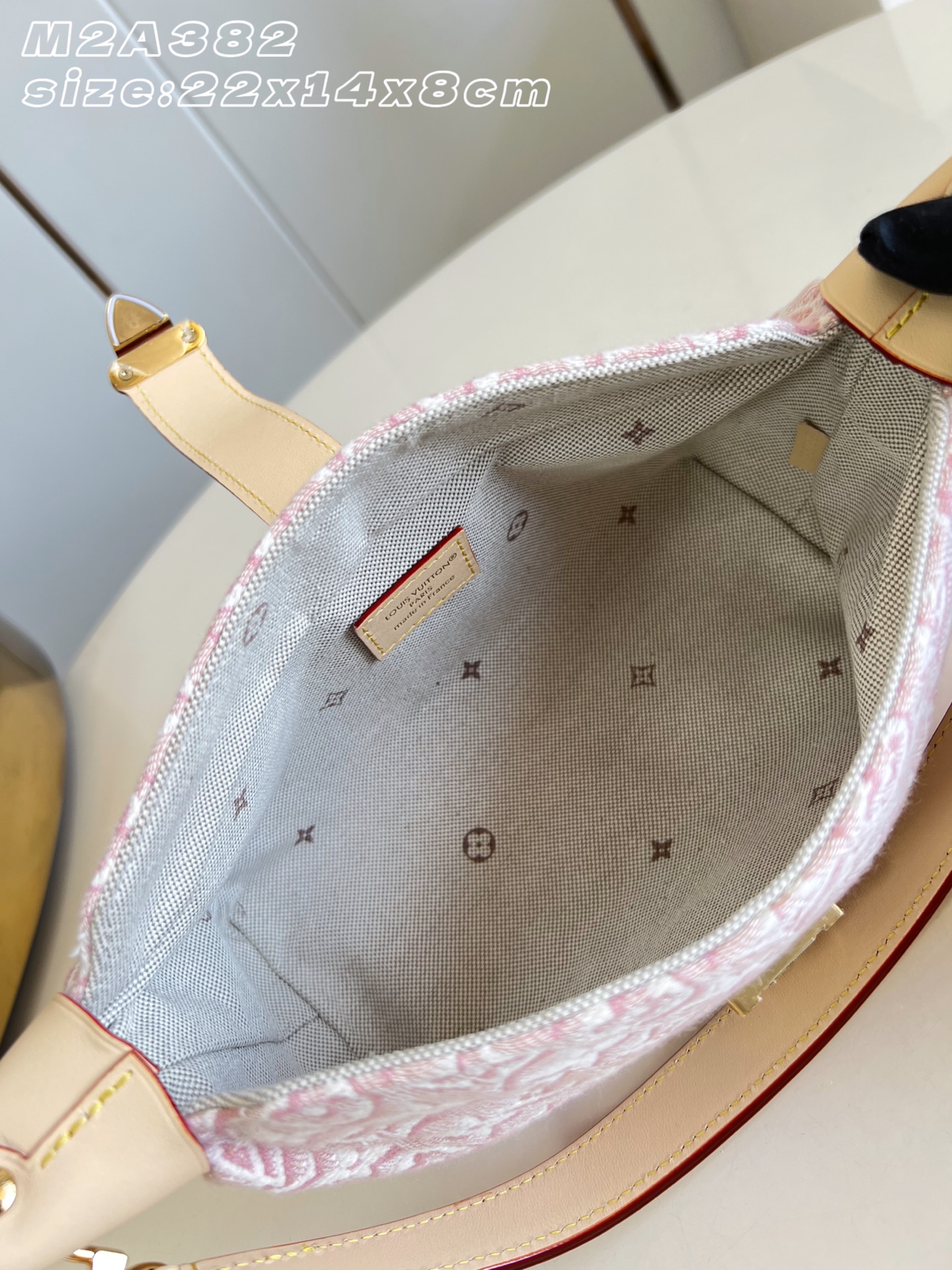【顶级原单 M2A382 】本款优雅 Pochette Mia 手袋聚焦 Monogram Emblème 标识,致敬品 【顶级原单 M2A382 】本款优雅 Pochette Mia 手袋聚焦 Monogram Emblème 标识,致敬品