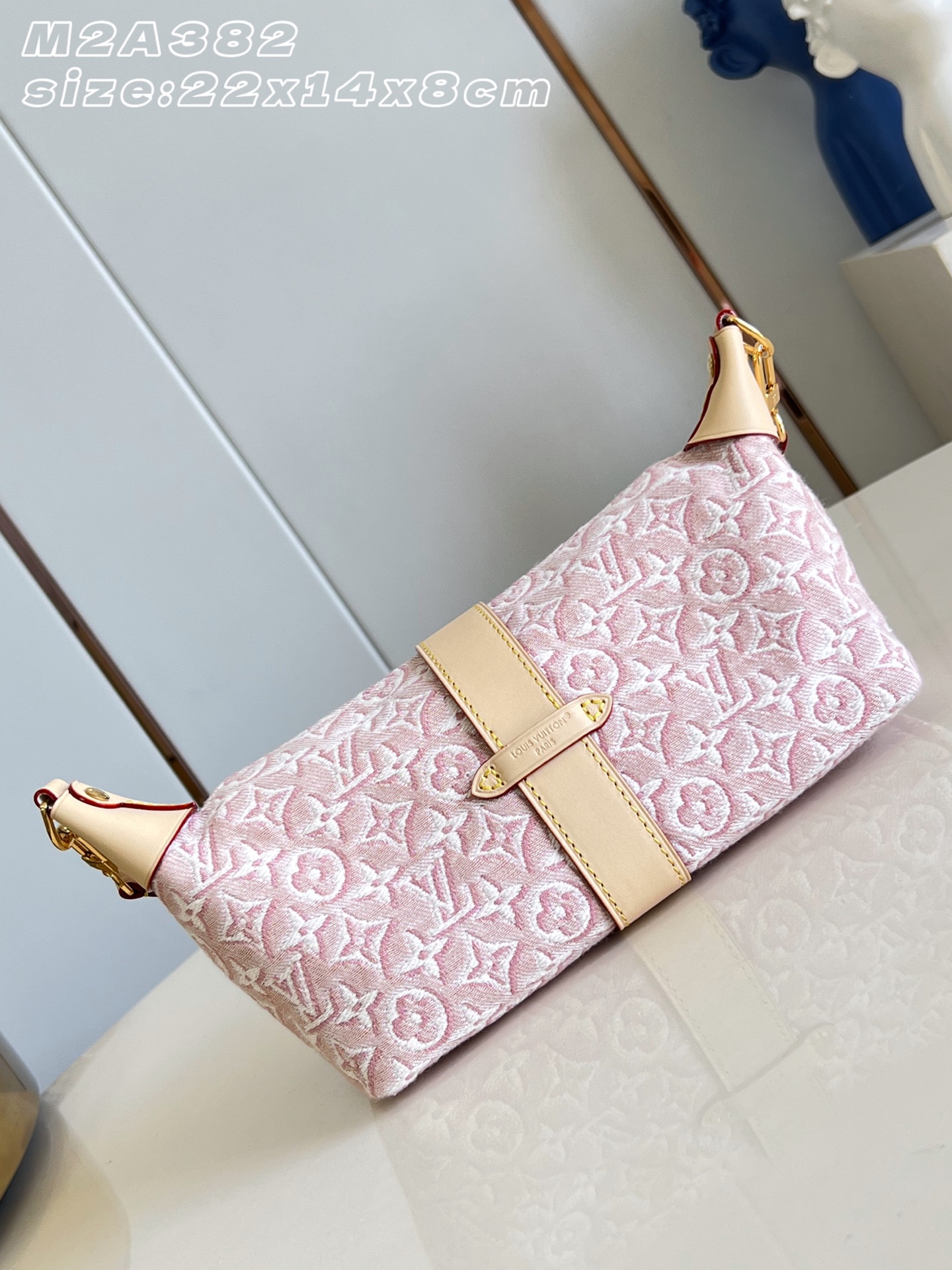 【顶级原单 M2A382 】本款优雅 Pochette Mia 手袋聚焦 Monogram Emblème 标识,致敬品 【顶级原单 M2A382 】本款优雅 Pochette Mia 手袋聚焦 Monogram Emblème 标识,致敬品