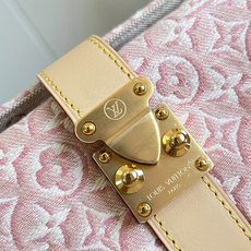 【顶级原单 M2A382 】本款优雅 Pochette Mia 手袋聚焦 Monogram Emblème 标识,致敬品 【顶级原单 M2A382 】本款优雅 Pochette Mia 手袋聚焦 Monogram Emblème 标识,致敬品