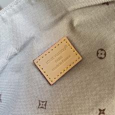 【顶级原单 M2A382 】本款优雅 Pochette Mia 手袋聚焦 Monogram Emblème 标识,致敬品 【顶级原单 M2A382 】本款优雅 Pochette Mia 手袋聚焦 Monogram Emblème 标识,致敬品