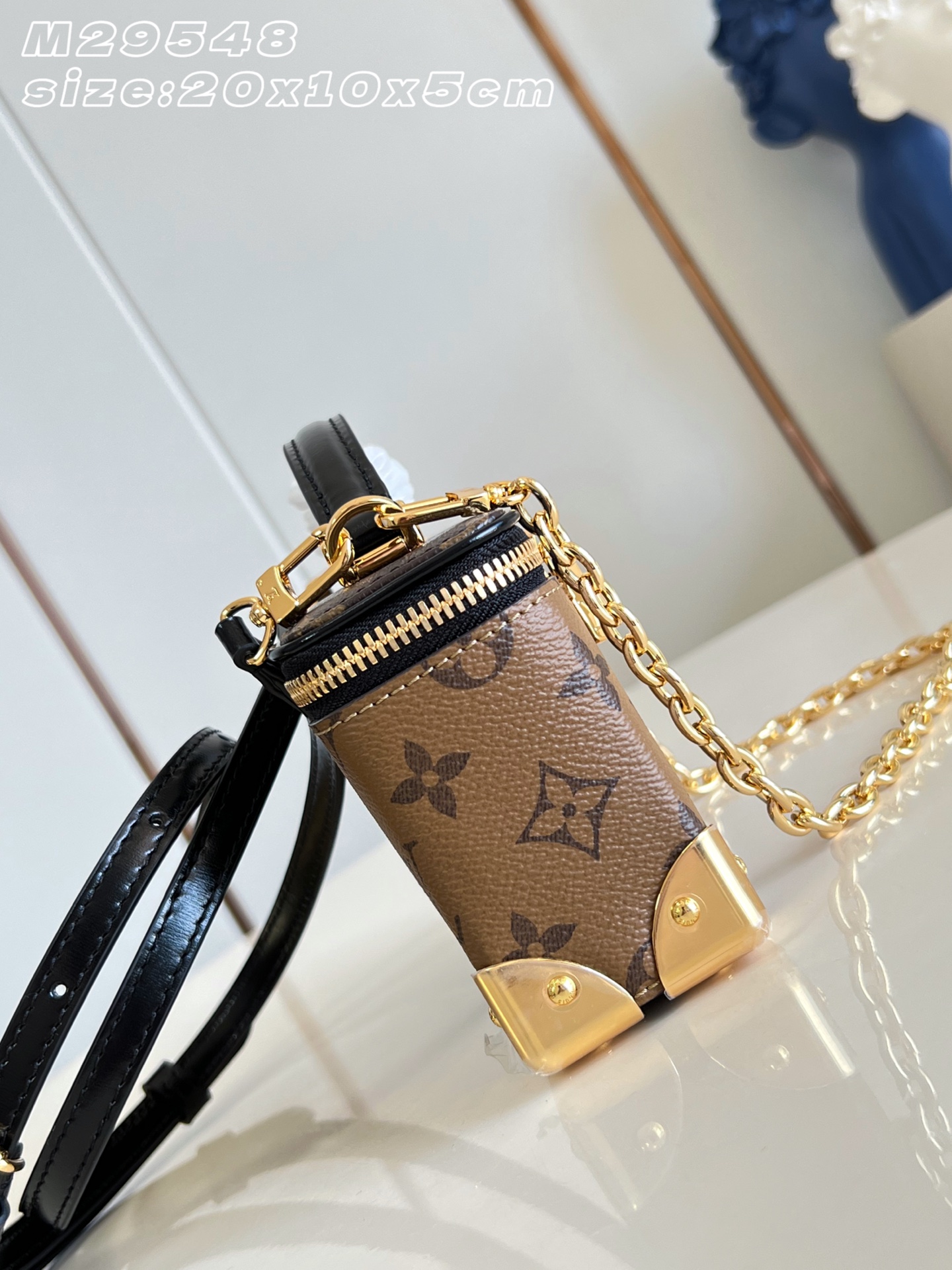 【顶级原单 M29548 】Trunk 手袋家族继续溯源路易威登的制箱传承，以横向构型呈现此款 Vanity Pouch