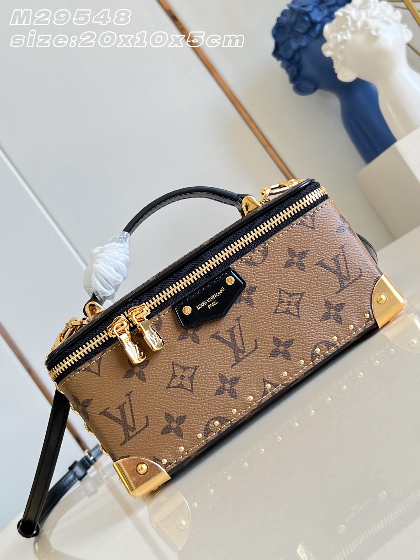 【顶级原单 M29548 】Trunk 手袋家族继续溯源路易威登的制箱传承，以横向构型呈现此款 Vanity Pouch