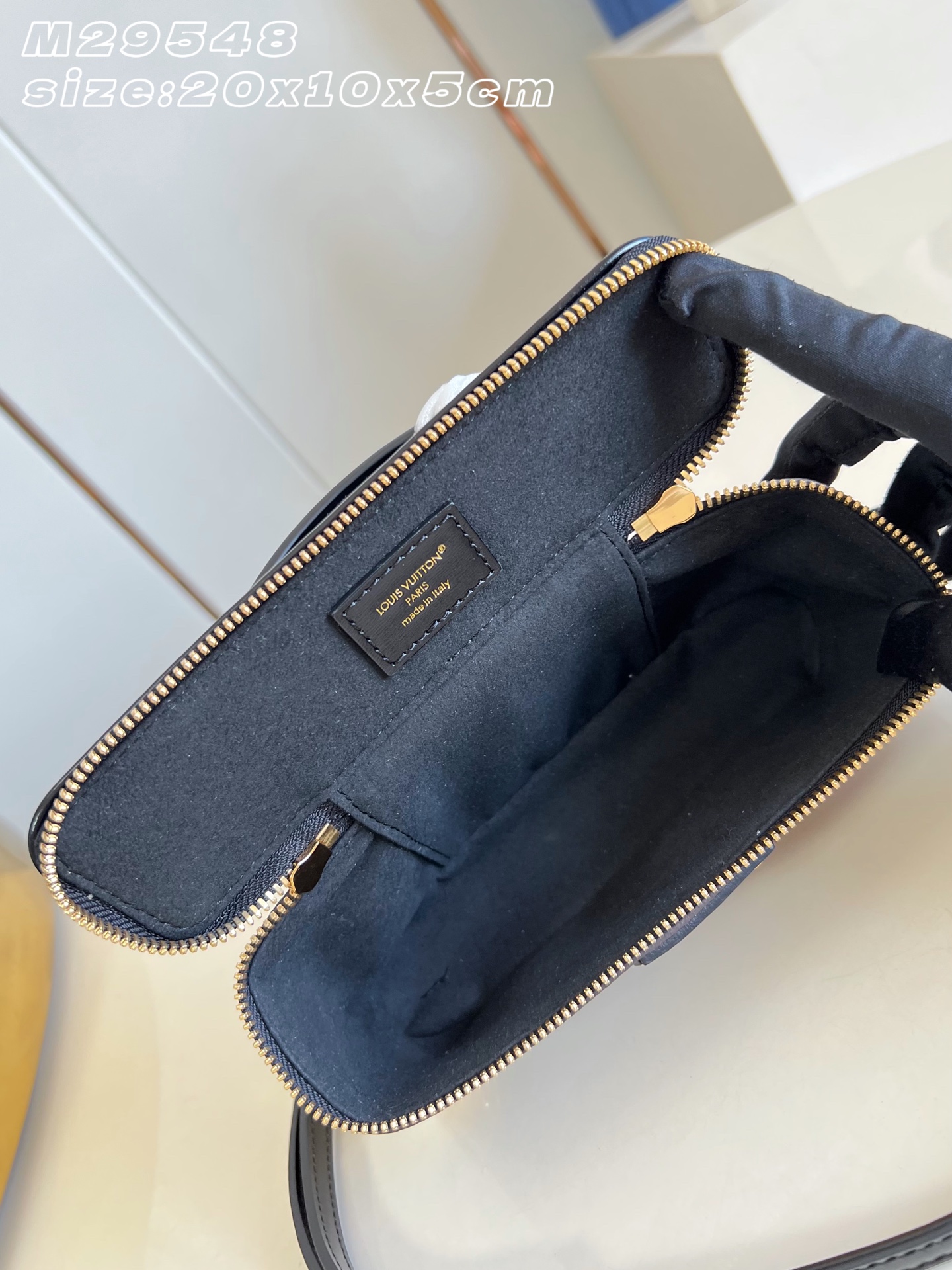 【顶级原单 M29548 】Trunk 手袋家族继续溯源路易威登的制箱传承，以横向构型呈现此款 Vanity Pouch