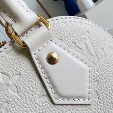 【顶级原单 M26409奶白压花 】2A357 本款 Alma BB 手袋溯源 1934 年的装饰艺术格调,以 Mono 【顶级原单 M26409奶白压花 】2A357 本款 Alma BB 手袋溯源 1934 年的装饰艺术格调,以 Mono