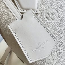 【顶级原单 M26409奶白压花 】2A357 本款 Alma BB 手袋溯源 1934 年的装饰艺术格调,以 Mono 【顶级原单 M26409奶白压花 】2A357 本款 Alma BB 手袋溯源 1934 年的装饰艺术格调,以 Mono