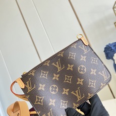【顶级原单 M29628 】本款 All In 中号手袋采用 Monogram 帆布塑造水桶包构型,其充裕空间可轻松容纳 【顶级原单 M29628 】本款 All In 中号手袋采用 Monogram 帆布塑造水桶包构型,其充裕空间可轻松容纳