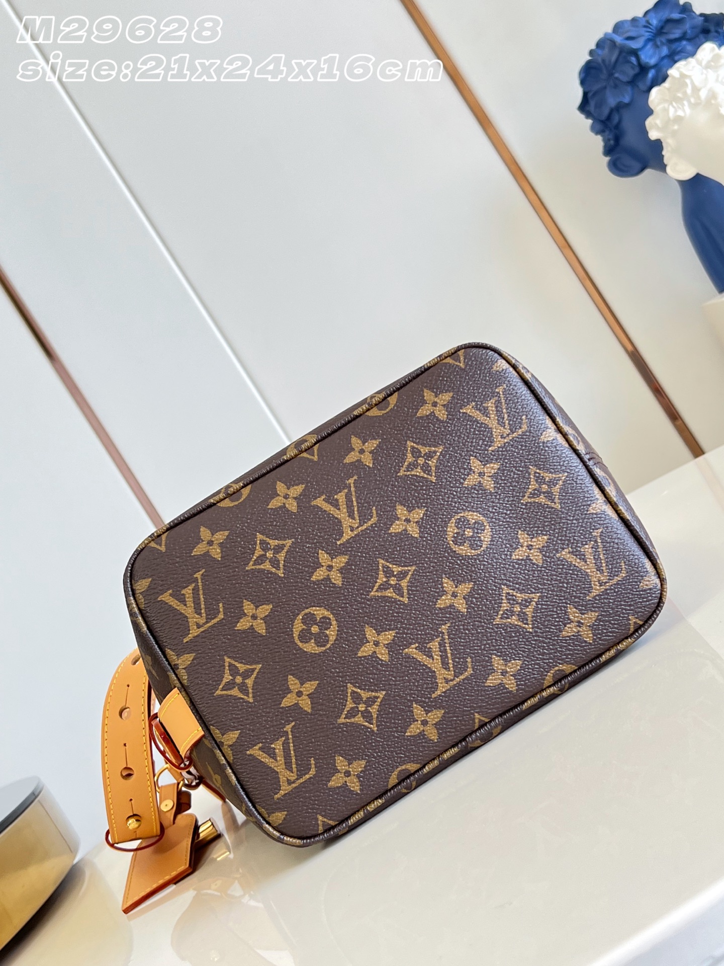 【顶级原单 M29628 】本款 All In 中号手袋采用 Monogram 帆布塑造水桶包构型,其充裕空间可轻松容纳 【顶级原单 M29628 】本款 All In 中号手袋采用 Monogram 帆布塑造水桶包构型,其充裕空间可轻松容纳