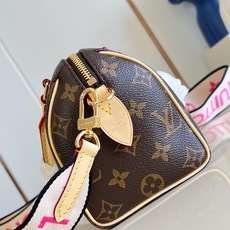 【顶级原单 M13039 】本款 Speedy Bandoulière 20 手袋采选 Monogram 帆布、牛皮革饰 【顶级原单 M13039 】本款 Speedy Bandoulière 20 手袋采选 Monogram 帆布、牛皮革饰