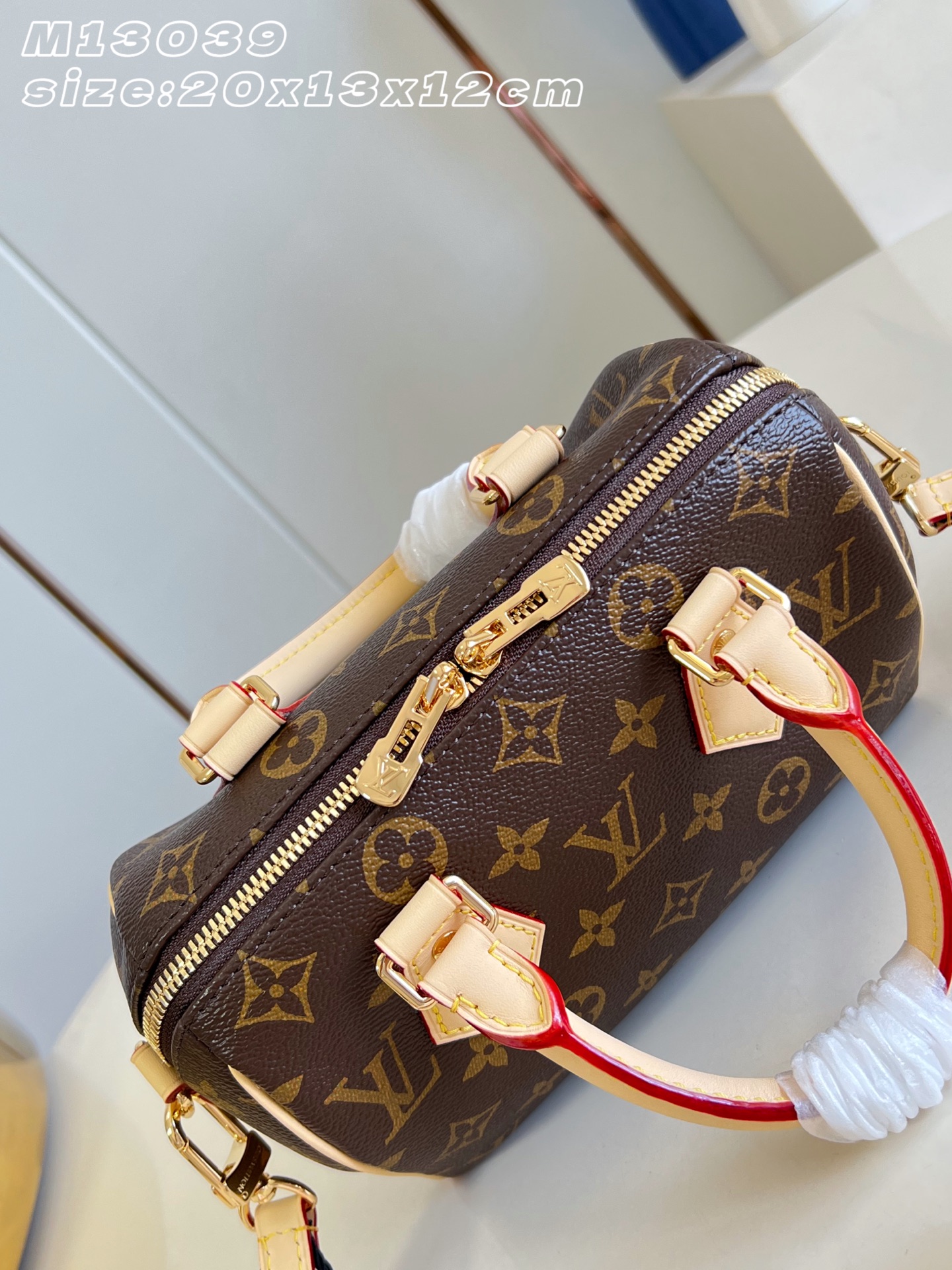 【顶级原单 M13039 】本款 Speedy Bandoulière 20 手袋采选 Monogram 帆布、牛皮革饰 【顶级原单 M13039 】本款 Speedy Bandoulière 20 手袋采选 Monogram 帆布、牛皮革饰