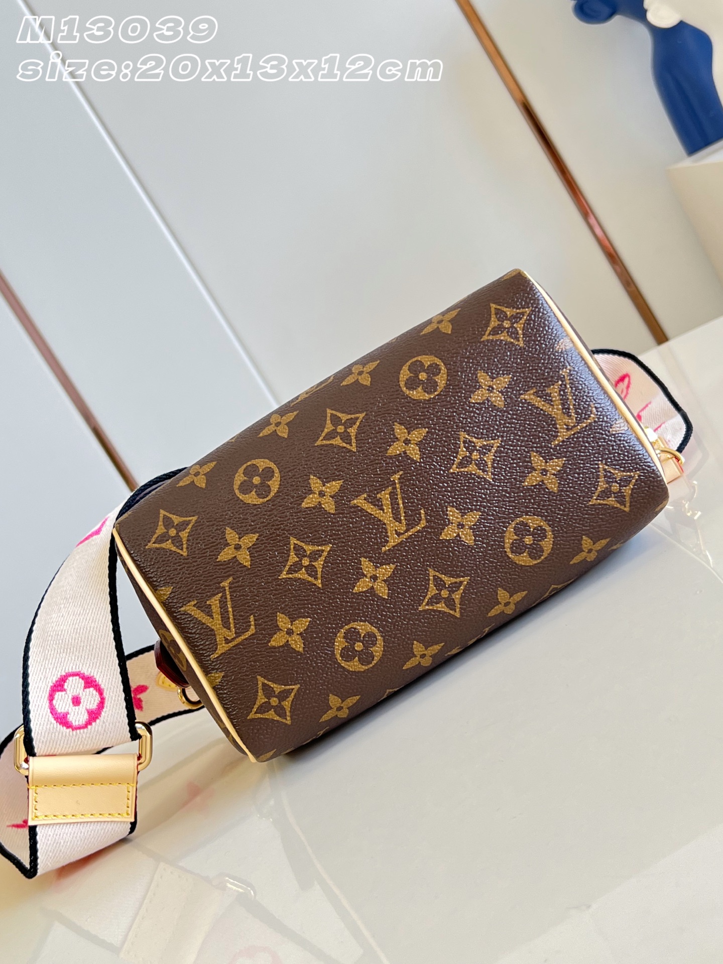 【顶级原单 M13039 】本款 Speedy Bandoulière 20 手袋采选 Monogram 帆布、牛皮革饰 【顶级原单 M13039 】本款 Speedy Bandoulière 20 手袋采选 Monogram 帆布、牛皮革饰
