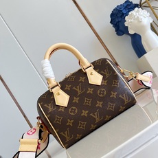 【顶级原单 M13039 】本款 Speedy Bandoulière 20 手袋采选 Monogram 帆布、牛皮革饰 【顶级原单 M13039 】本款 Speedy Bandoulière 20 手袋采选 Monogram 帆布、牛皮革饰