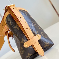 【顶级原单 M2A711 】本款 Nano CarryAll 手袋以玲珑构型焕新日常经典。Monogram 帆布搭配撞色 【顶级原单 M2A711 】本款 Nano CarryAll 手袋以玲珑构型焕新日常经典。Monogram 帆布搭配撞色