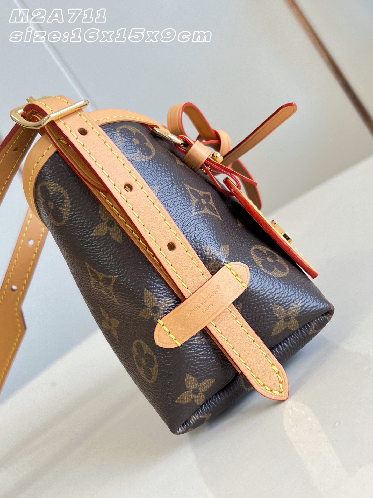 【顶级原单 M2A711 】本款 Nano CarryAll 手袋以玲珑构型焕新日常经典。Monogram 帆布搭配撞色 【顶级原单 M2A711 】本款 Nano CarryAll 手袋以玲珑构型焕新日常经典。Monogram 帆布搭配撞色