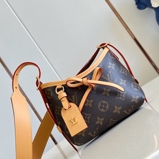 【顶级原单 M2A711 】本款 Nano CarryAll 手袋以玲珑构型焕新日常经典。Monogram 帆布搭配撞色 【顶级原单 M2A711 】本款 Nano CarryAll 手袋以玲珑构型焕新日常经典。Monogram 帆布搭配撞色