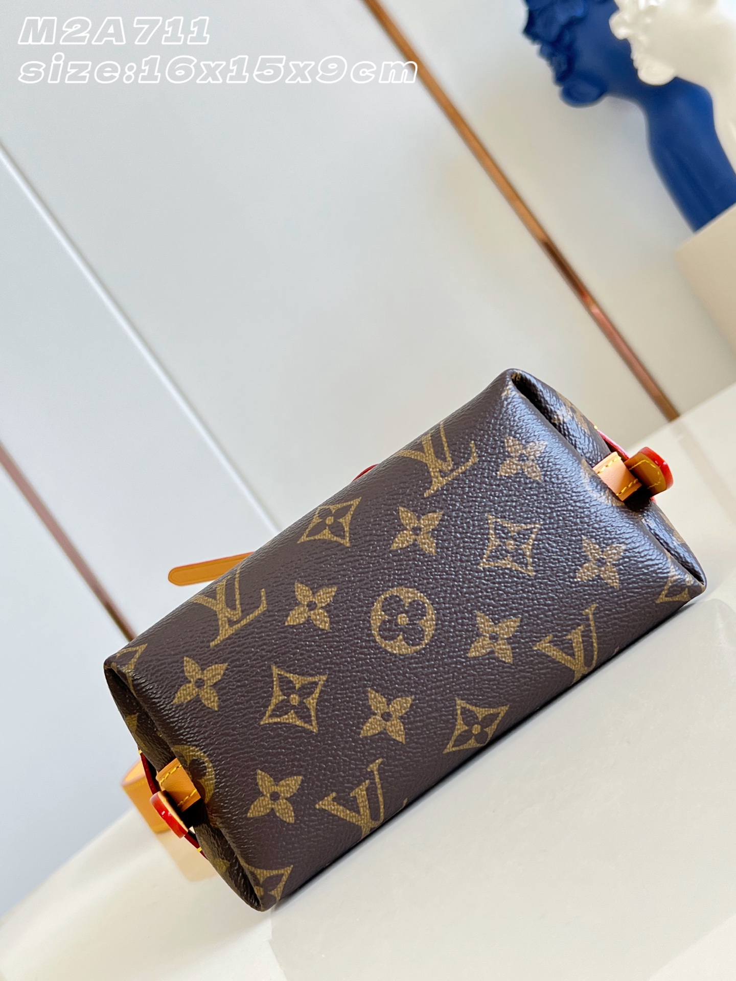 【顶级原单 M2A711 】本款 Nano CarryAll 手袋以玲珑构型焕新日常经典。Monogram 帆布搭配撞色 【顶级原单 M2A711 】本款 Nano CarryAll 手袋以玲珑构型焕新日常经典。Monogram 帆布搭配撞色