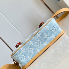 【顶级原单 M2A647 】本款 Satchel 迷你斜挎包以 Monogram Denim 搭配皮革饰边与肩带,点缀同 【顶级原单 M2A647 】本款 Satchel 迷你斜挎包以 Monogram Denim 搭配皮革饰边与肩带,点缀同
