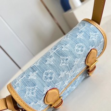 【顶级原单 M2A647 】本款 Satchel 迷你斜挎包以 Monogram Denim 搭配皮革饰边与肩带,点缀同 【顶级原单 M2A647 】本款 Satchel 迷你斜挎包以 Monogram Denim 搭配皮革饰边与肩带,点缀同