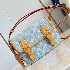 【顶级原单 M2A647 】本款 Satchel 迷你斜挎包以 Monogram Denim 搭配皮革饰边与肩带,点缀同 【顶级原单 M2A647 】本款 Satchel 迷你斜挎包以 Monogram Denim 搭配皮革饰边与肩带,点缀同