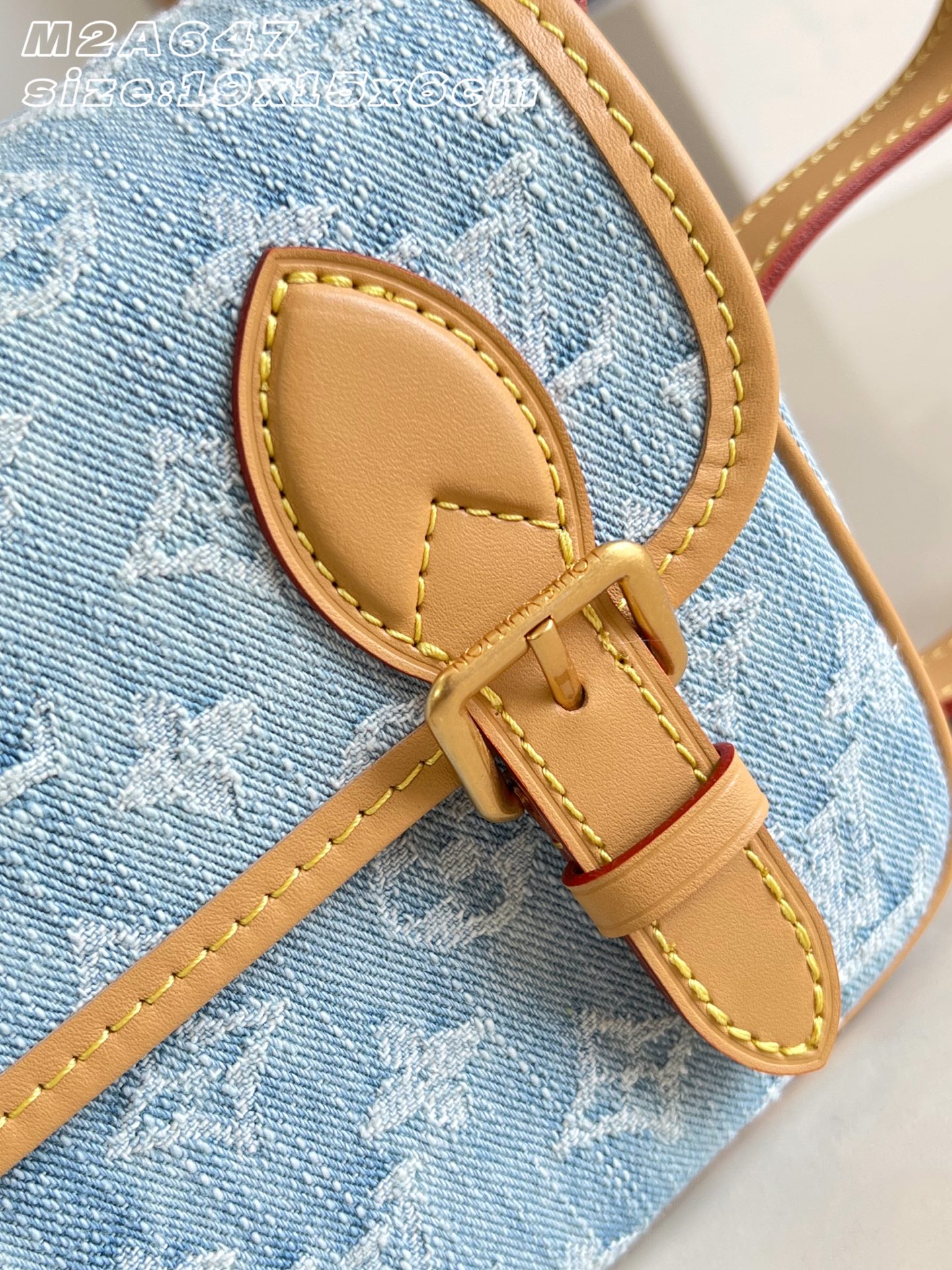 【顶级原单 M2A647 】本款 Satchel 迷你斜挎包以 Monogram Denim 搭配皮革饰边与肩带,点缀同 【顶级原单 M2A647 】本款 Satchel 迷你斜挎包以 Monogram Denim 搭配皮革饰边与肩带,点缀同