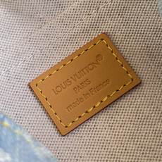 【顶级原单 M2A647 】本款 Satchel 迷你斜挎包以 Monogram Denim 搭配皮革饰边与肩带,点缀同 【顶级原单 M2A647 】本款 Satchel 迷你斜挎包以 Monogram Denim 搭配皮革饰边与肩带,点缀同