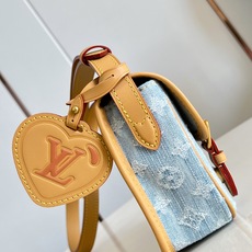 【顶级原单 M2A647 】本款 Satchel 迷你斜挎包以 Monogram Denim 搭配皮革饰边与肩带,点缀同 【顶级原单 M2A647 】本款 Satchel 迷你斜挎包以 Monogram Denim 搭配皮革饰边与肩带,点缀同