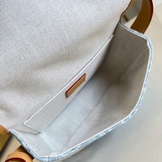 【顶级原单 M2A647 】本款 Satchel 迷你斜挎包以 Monogram Denim 搭配皮革饰边与肩带,点缀同 【顶级原单 M2A647 】本款 Satchel 迷你斜挎包以 Monogram Denim 搭配皮革饰边与肩带,点缀同
