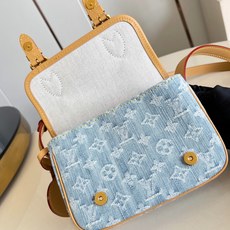 【顶级原单 M2A647 】本款 Satchel 迷你斜挎包以 Monogram Denim 搭配皮革饰边与肩带,点缀同 【顶级原单 M2A647 】本款 Satchel 迷你斜挎包以 Monogram Denim 搭配皮革饰边与肩带,点缀同
