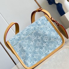 【顶级原单 M2A647 】本款 Satchel 迷你斜挎包以 Monogram Denim 搭配皮革饰边与肩带,点缀同 【顶级原单 M2A647 】本款 Satchel 迷你斜挎包以 Monogram Denim 搭配皮革饰边与肩带,点缀同