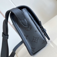 【顶级原单 M2A259 】本款 Satchel 迷你斜挎包选用 Monogram Midnight 涂层帆布临摹袖珍邮 【顶级原单 M2A259 】本款 Satchel 迷你斜挎包选用 Monogram Midnight 涂层帆布临摹袖珍邮