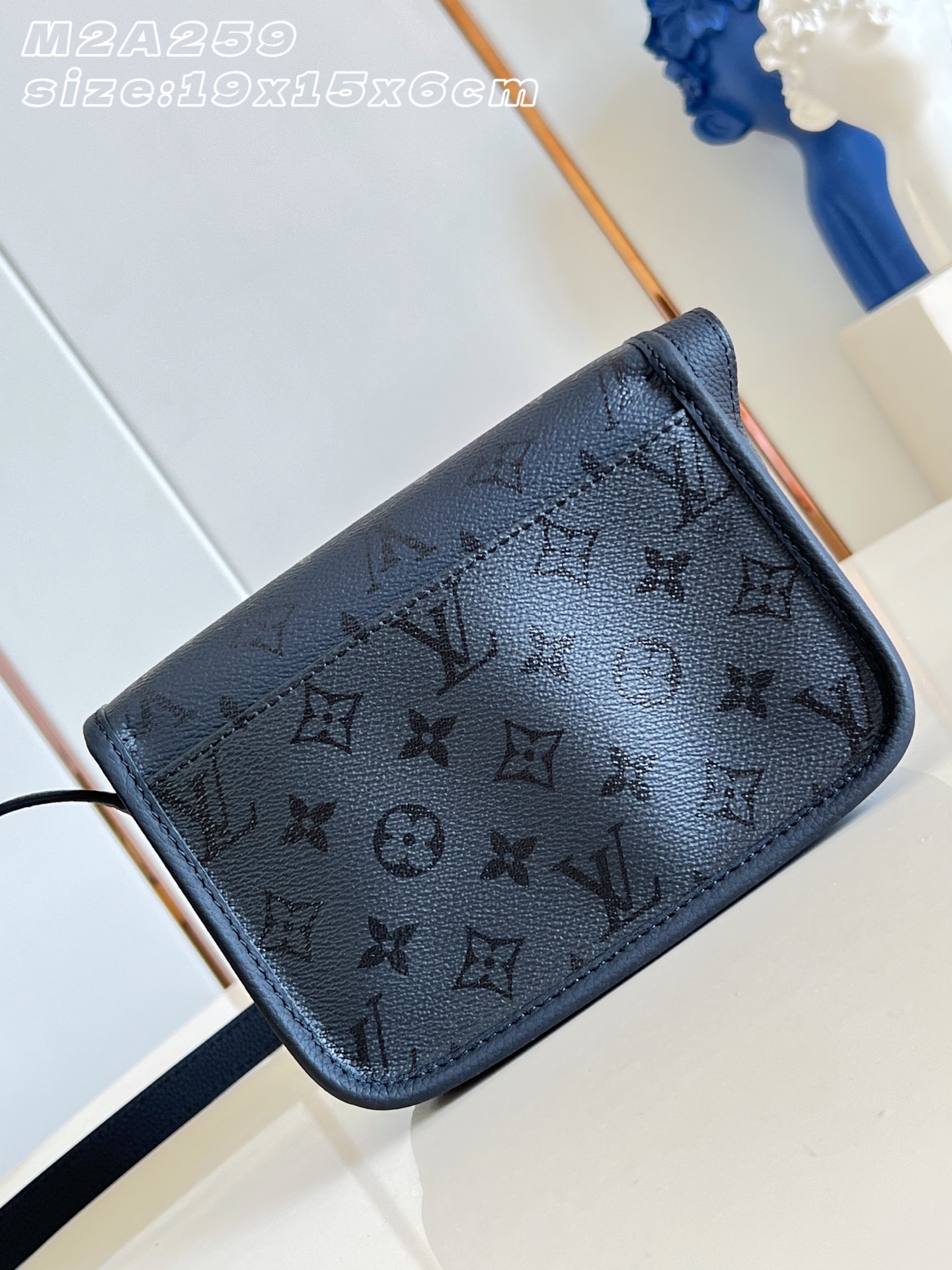 【顶级原单 M2A259 】本款 Satchel 迷你斜挎包选用 Monogram Midnight 涂层帆布临摹袖珍邮 【顶级原单 M2A259 】本款 Satchel 迷你斜挎包选用 Monogram Midnight 涂层帆布临摹袖珍邮