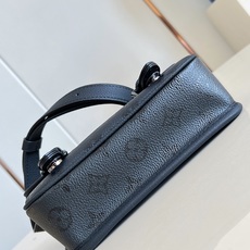 【顶级原单 M2A259 】本款 Satchel 迷你斜挎包选用 Monogram Midnight 涂层帆布临摹袖珍邮 【顶级原单 M2A259 】本款 Satchel 迷你斜挎包选用 Monogram Midnight 涂层帆布临摹袖珍邮