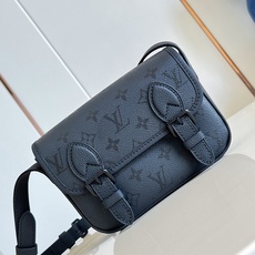 【顶级原单 M2A259 】本款 Satchel 迷你斜挎包选用 Monogram Midnight 涂层帆布临摹袖珍邮 【顶级原单 M2A259 】本款 Satchel 迷你斜挎包选用 Monogram Midnight 涂层帆布临摹袖珍邮